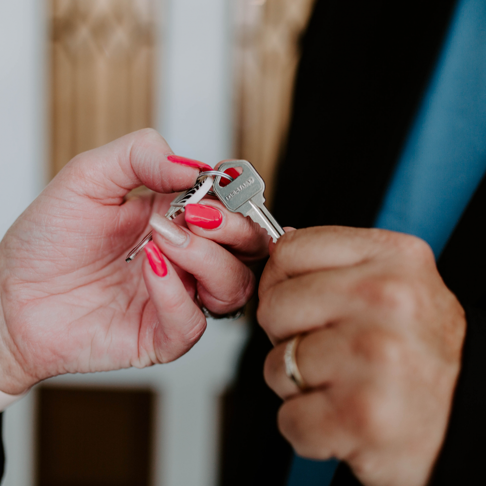 handing-over-keys-to-tenant